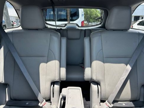 Used 2018 Toyota Highlander Limited Platinum FWD image 13
