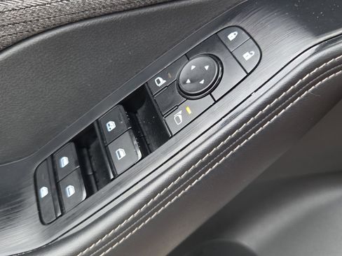 Used 2023 Nissan Rogue SV image 9