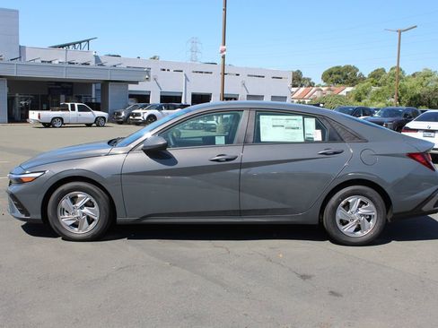 New 2026 Hyundai Elantra SE image 2