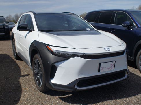 Used 2024 Toyota bZ4X Limited image 3