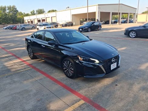 Used 2025 Nissan Altima 2.5 SV FWD image 6