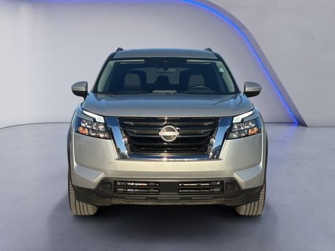 Used 2024 Nissan Pathfinder SV FWD image 3