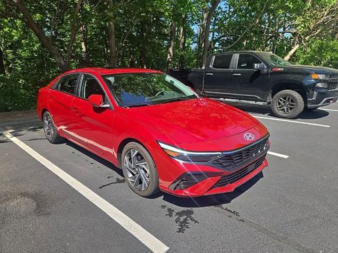 Used 2025 Hyundai Elantra SEL FWD image 11
