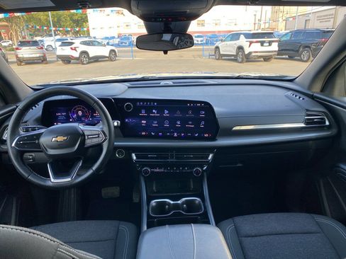 Used 2025 Chevrolet Traverse LT image 3