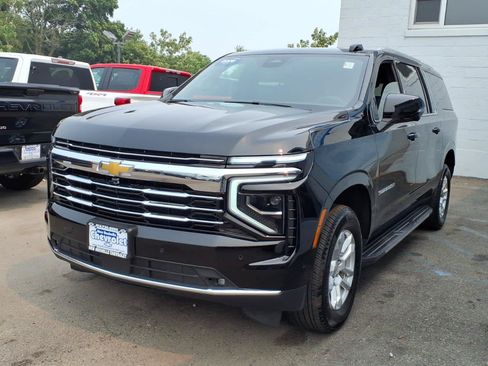 Used 2026 Chevrolet Suburban LT w/ Comfort Package AWD/4WD image 3