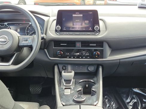 Used 2024 Nissan Rogue SV image 17