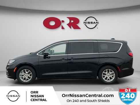 Used 2023 Chrysler Pacifica Touring-L FWD image 8