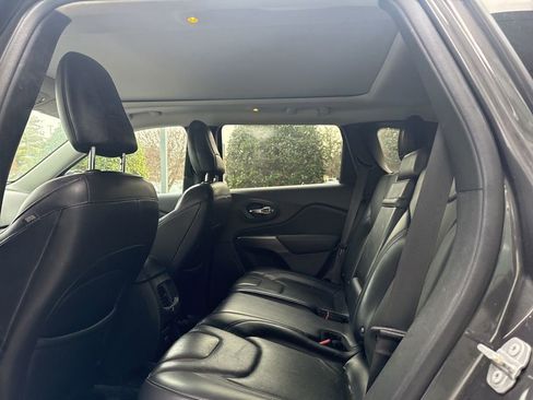 Used 2019 Jeep Cherokee Limited image 14