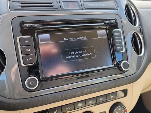 Used 2015 Volkswagen Tiguan SE image 26