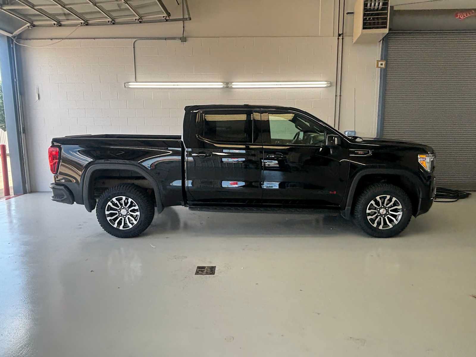 Used 2022 GMC Sierra 1500 AT4 w/ AT4 Premium Package AWD/4WD image 7