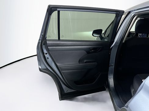 Used 2023 Toyota Highlander LE FWD image 27