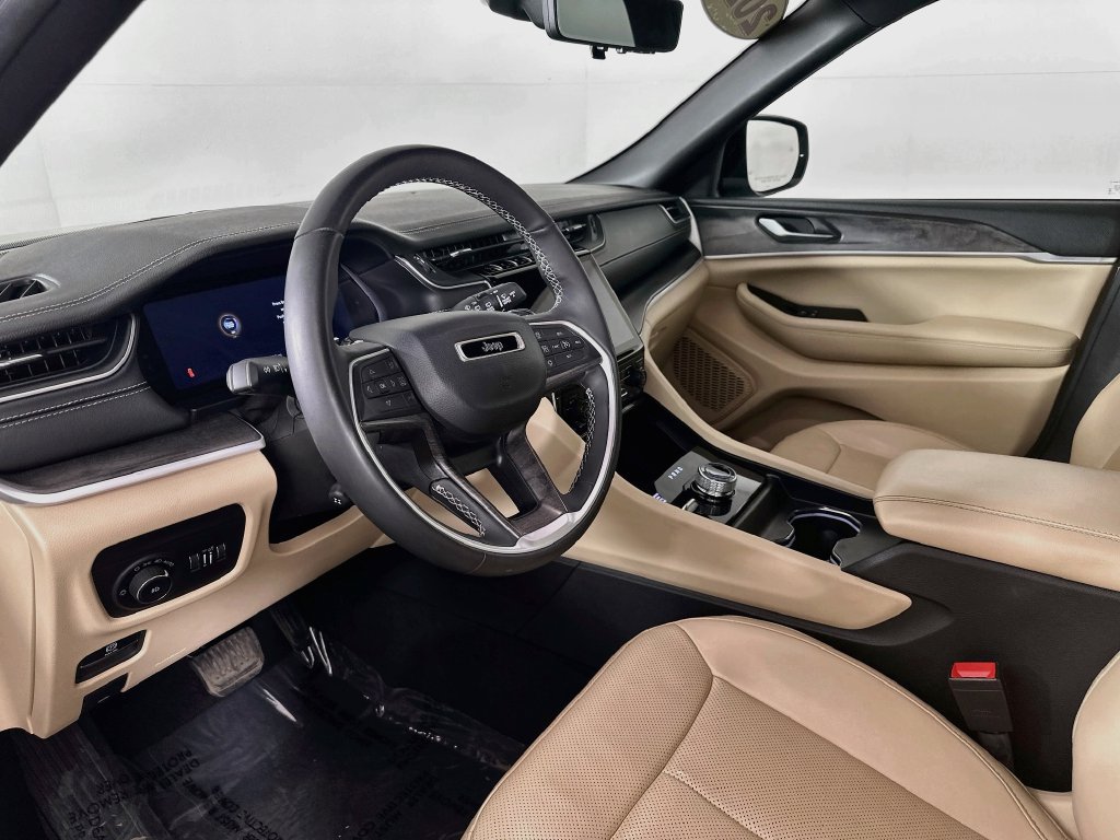 Certified 2024 Jeep Grand Cherokee Limited w/ Luxury Tech Group II AWD/4WD image 17