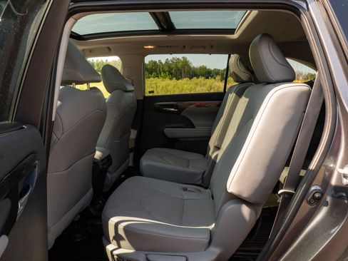 Used 2022 Toyota Highlander Platinum AWD/4WD image 14