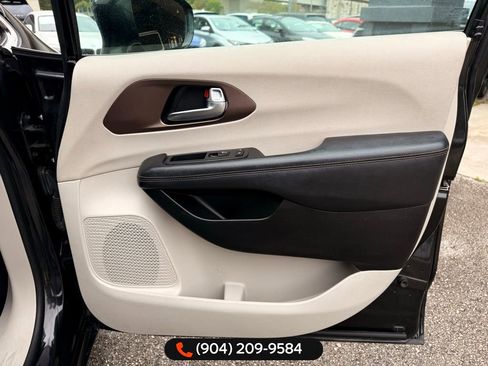 Used 2019 Chrysler Pacifica Touring-L image 29