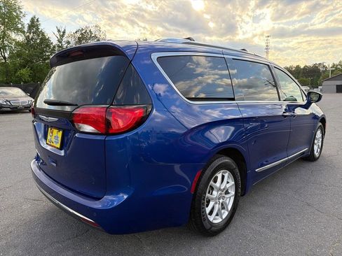 Used 2020 Chrysler Pacifica Touring-L FWD image 4