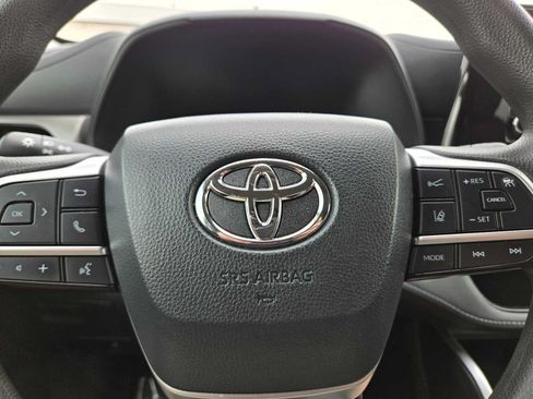 Used 2024 Toyota Highlander XLE AWD/4WD image 22