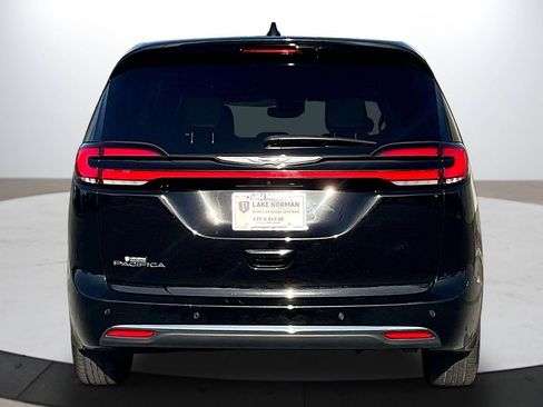Used 2025 Chrysler Pacifica Select FWD image 8