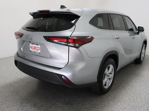Used 2025 Toyota Highlander LE FWD image 7