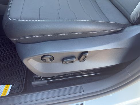 New 2026 Volkswagen Taos SE FWD image 11