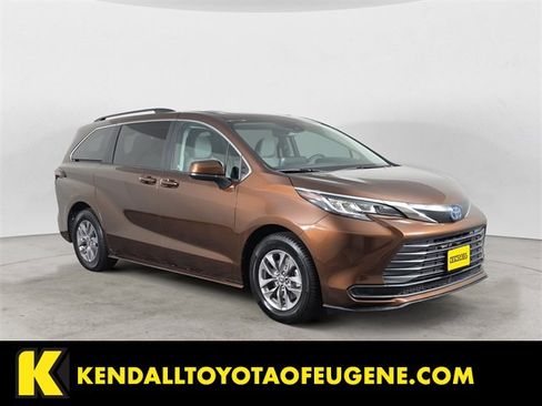 Used 2023 Toyota Sienna LE image 7