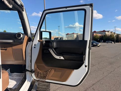 Used 2016 Jeep Wrangler Unlimited Sahara w/ Connectivity Group image 17