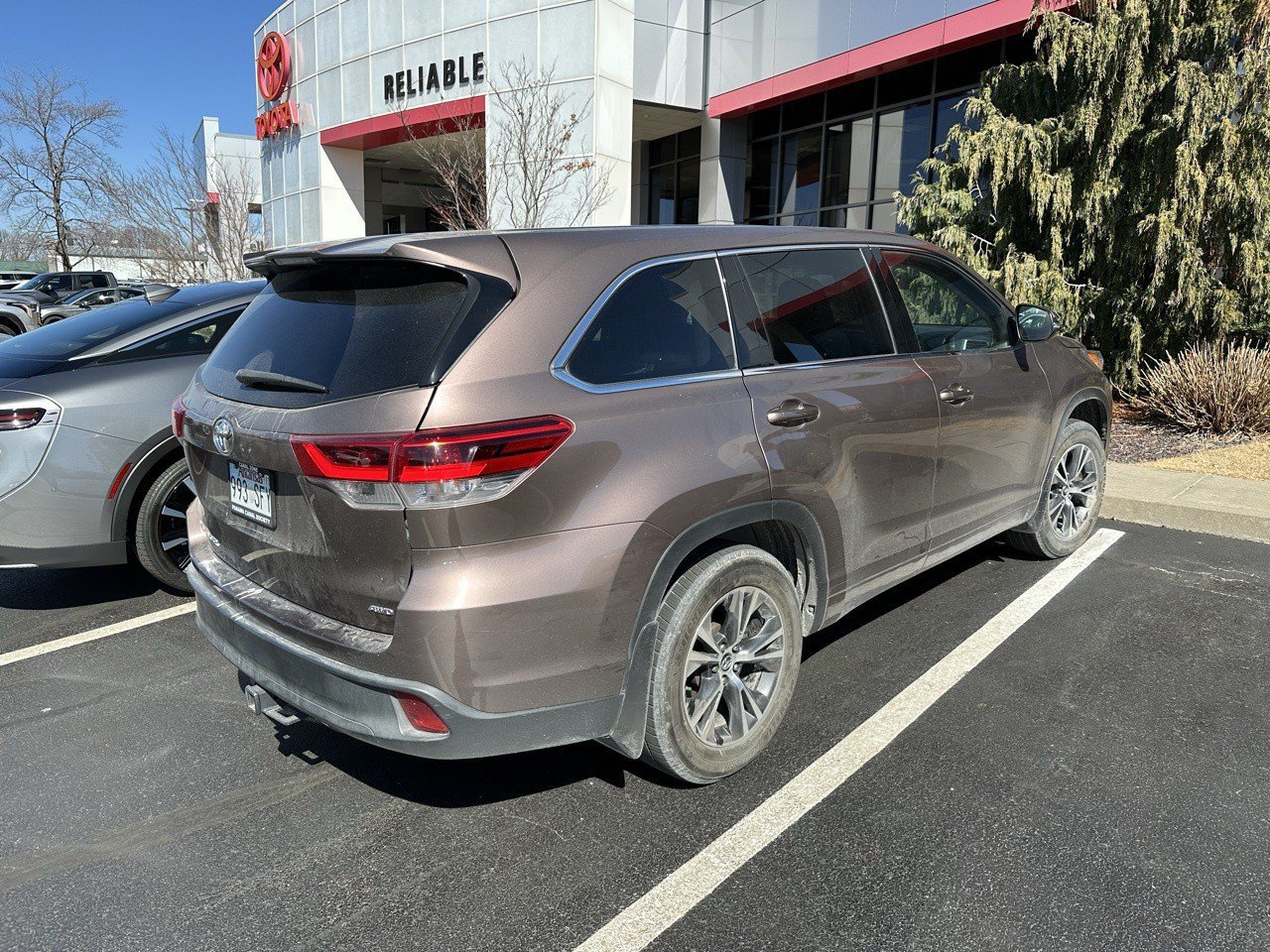 Used 2017 Toyota Highlander LE AWD/4WD image 4