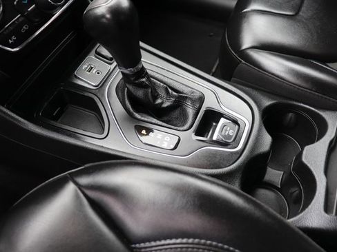 Used 2020 Jeep Cherokee Latitude Plus FWD image 16