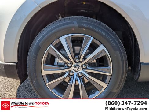 Used 2024 Toyota Venza LE AWD/4WD image 9