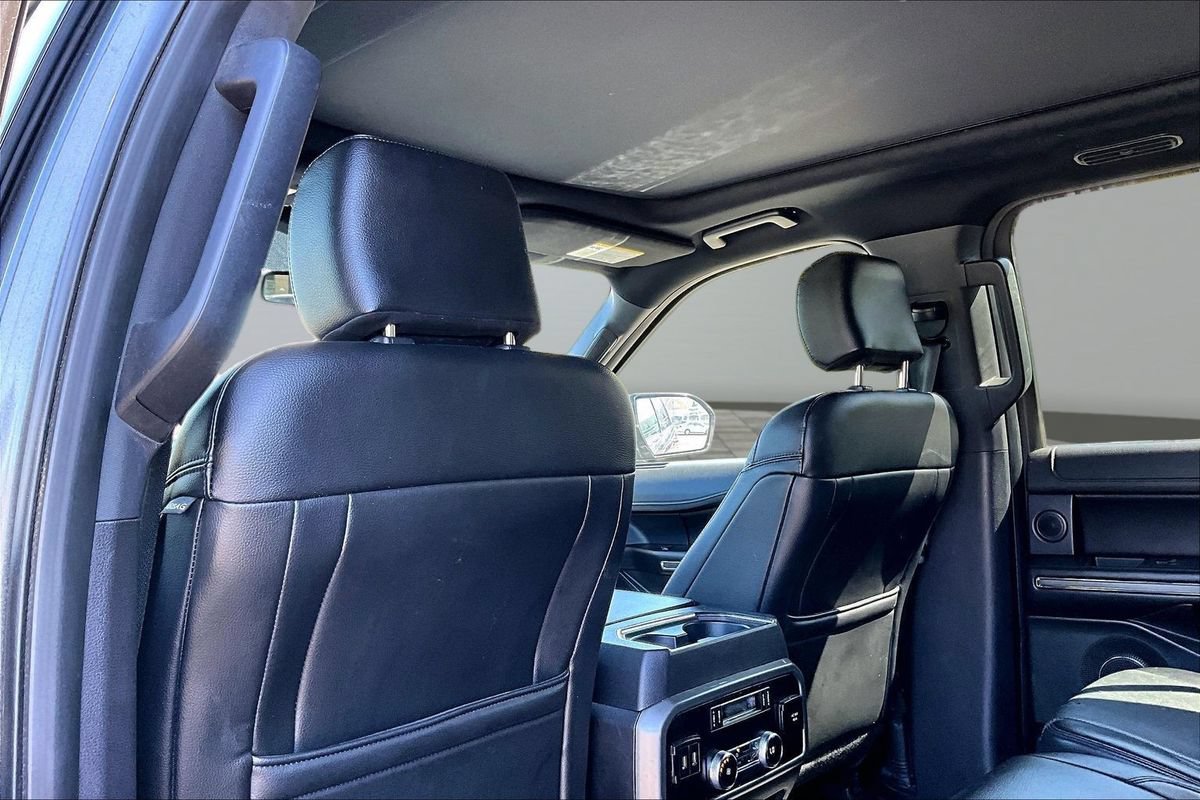 Used 2018 Ford Expedition XLT w/ Equipment Group 202A AWD/4WD image 19