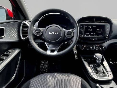 Used 2025 Kia Soul LX w/ LX Technology Package FWD image 8