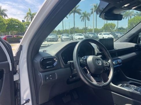 Used 2025 Honda Pilot TrailSport image 23