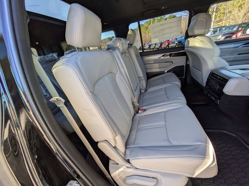 New 2025 Jeep Wagoneer L Series II image 28