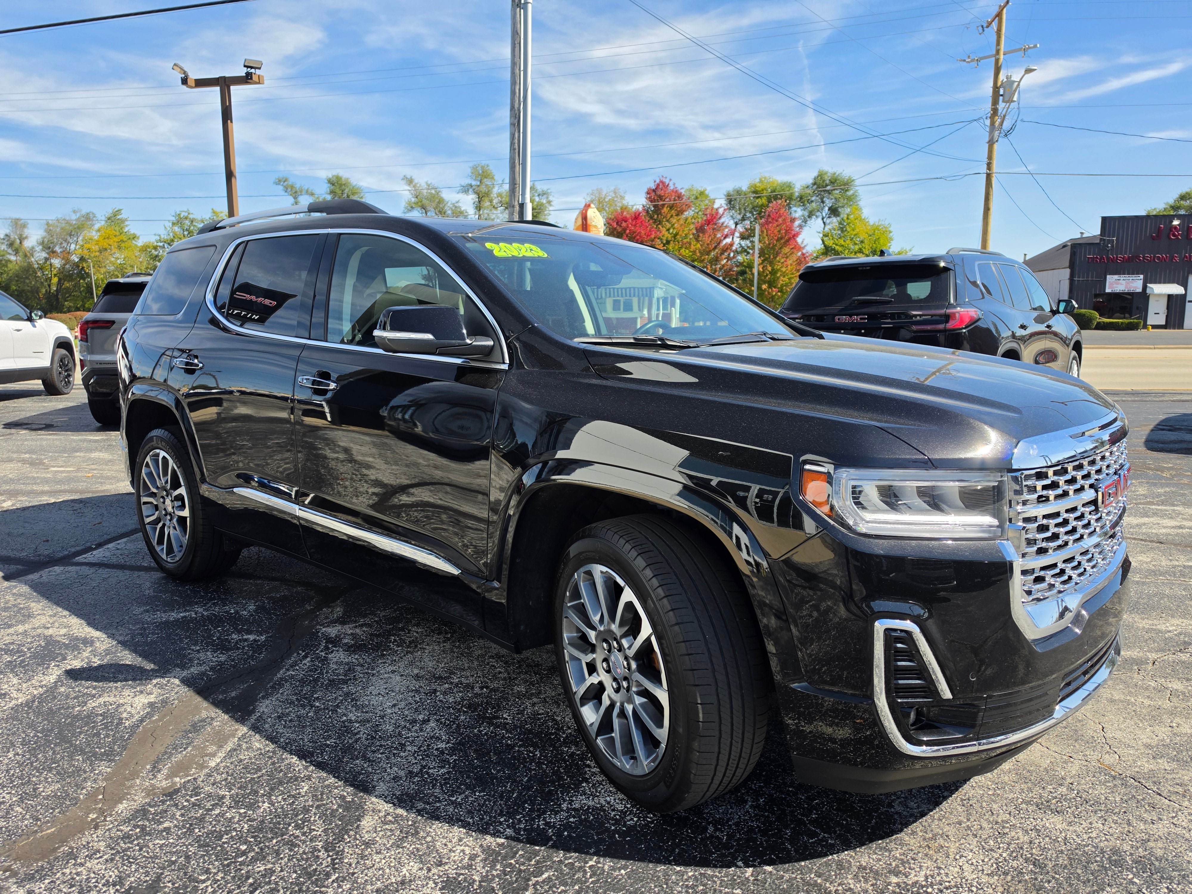 Used 2023 GMC Acadia Denali w/ Denali Ultimate Package AWD/4WD image 3