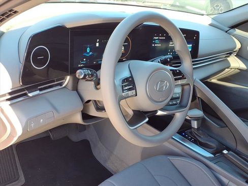 Used 2024 Hyundai Elantra SEL image 12