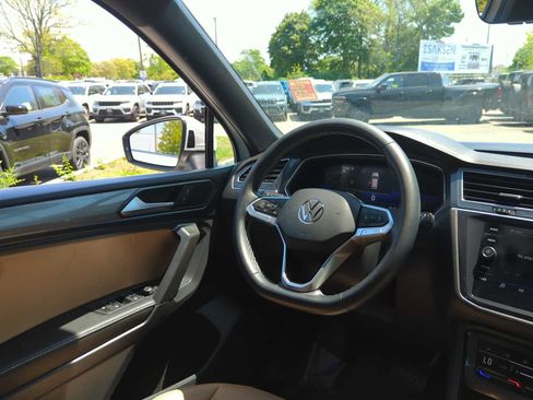 Used 2023 Volkswagen Tiguan SE AWD/4WD image 30
