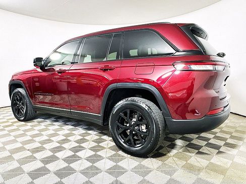 Used 2024 Jeep Grand Cherokee Altitude AWD/4WD image 9