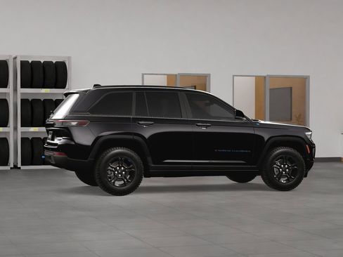 New 2024 Jeep Grand Cherokee Trailhawk w/ Advanced Protech Group II AWD/4WD image 9