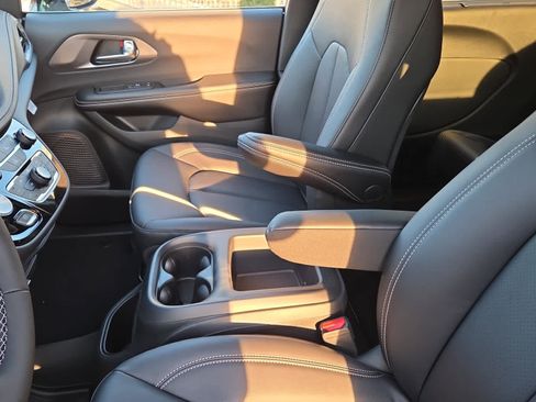 New 2026 Chrysler Pacifica Select image 18