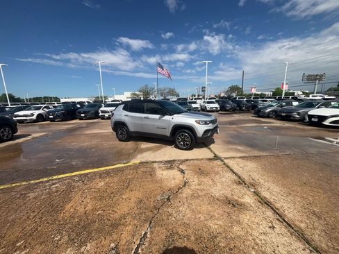 Used 2025 Jeep Compass Trailhawk AWD/4WD image 14