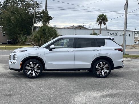 New 2026 Mitsubishi Outlander SE image 2