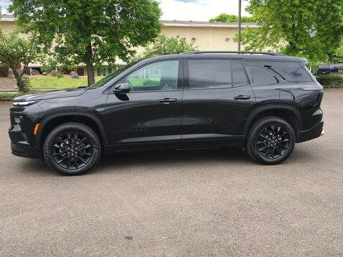 Used 2024 Chevrolet Traverse LT w/ Midnight/Sport Edition AWD/4WD image 3