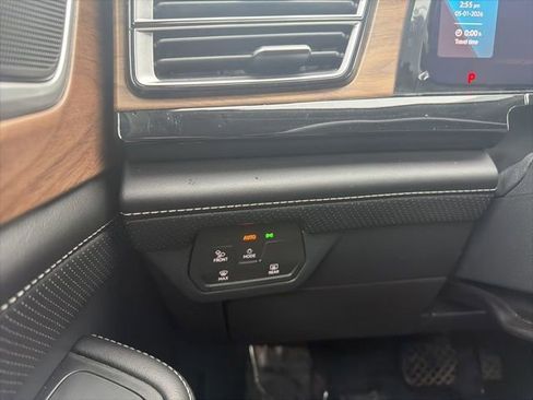 Used 2024 Volkswagen Atlas SE AWD/4WD image 38