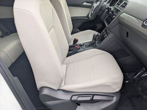 Used 2020 Volkswagen Tiguan SE w/ 3rd Row Seat Package AWD/4WD image 19