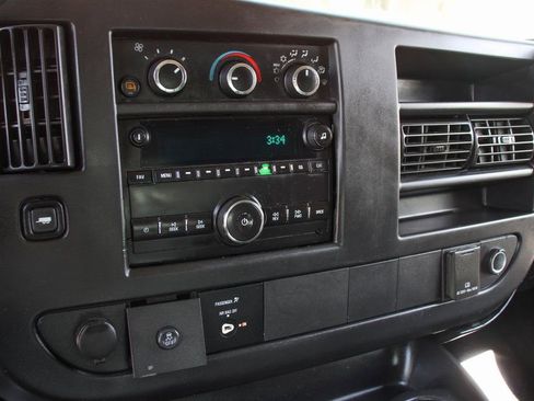 Used 2017 Chevrolet Express 2500 Extended image 28