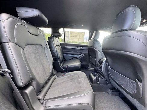 New 2025 Jeep Grand Cherokee L Laredo image 17