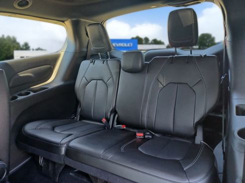 Used 2023 Chrysler Pacifica Touring-L w/ S Appearance Package AWD/4WD image 22