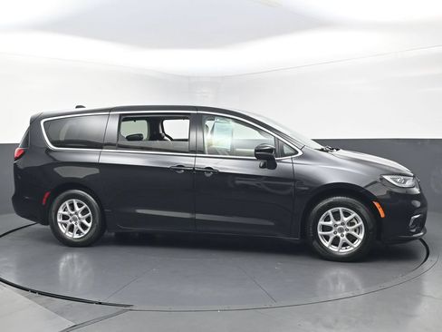 Used 2023 Chrysler Pacifica Touring-L FWD image 9