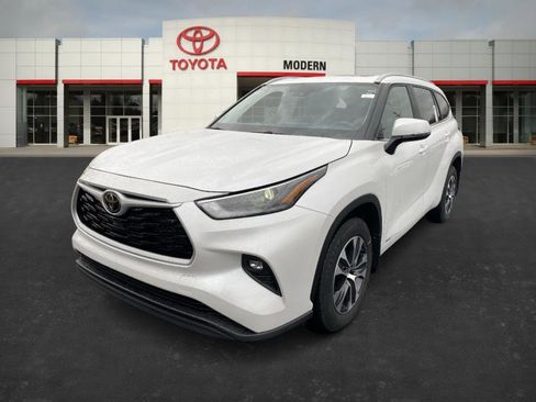 Certified 2025 Toyota Highlander XLE image 1