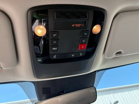 Used 2025 Kia Carnival FWD image 22