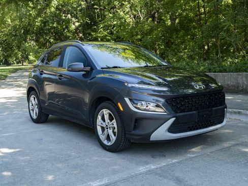 Used 2022 Hyundai Kona SEL FWD image 2